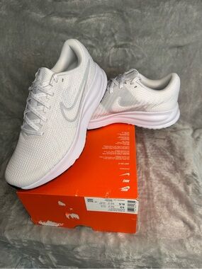 New in Box 🐩 Women’s Nike Run Defy - Size 10 / Men’s Size 8.5